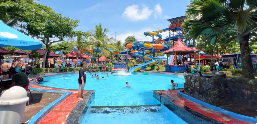 6 Waterpark Terlengkap di Jawa Tengah yang Punya Banyak Wahana