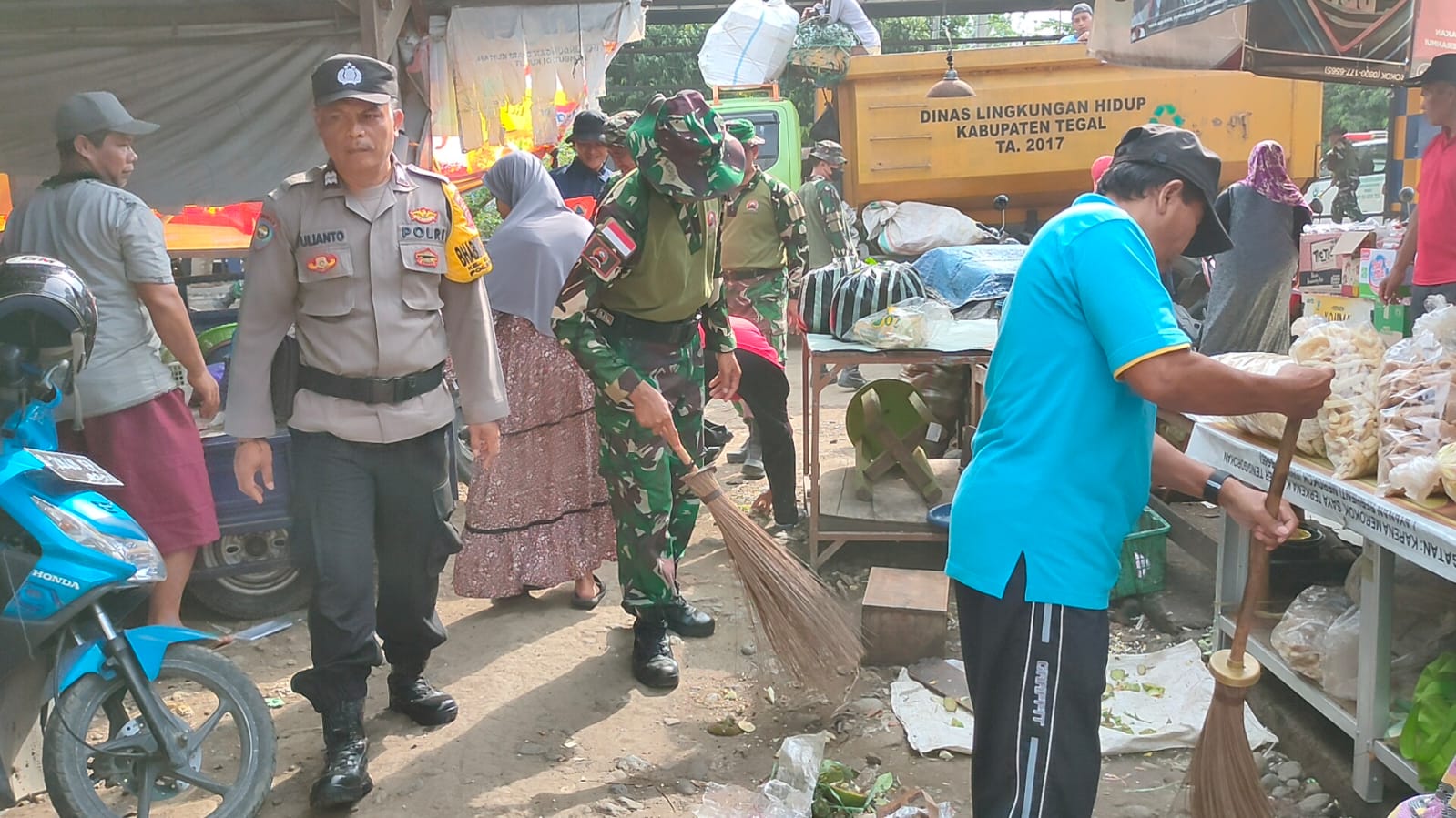 Perang Lawan Sampah, Prajurit TNI dan Polri Bersih-bersih Pasar Trayeman Slawi 