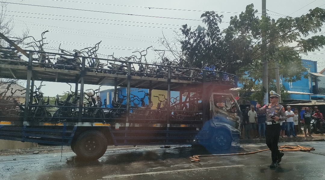Mobil Pengangkut Sepeda Listrik di Jalur Pantura Bulakamba-Brebes Terbakar