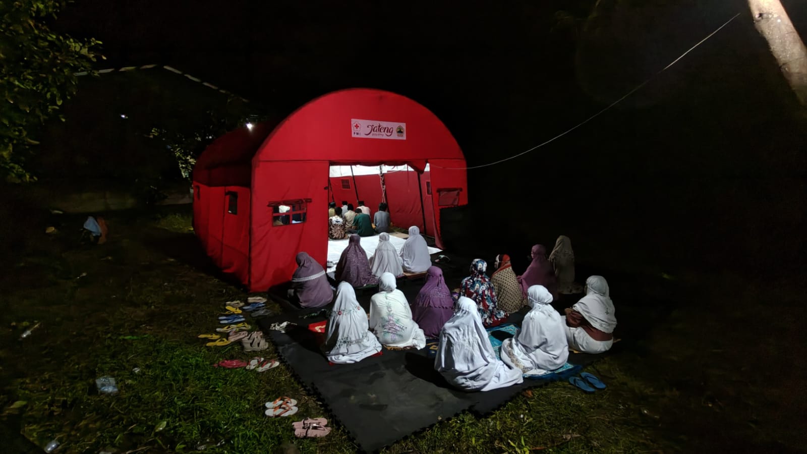 Ramadan 2026: Warga Padasari Tegal Tarawih dan Puasa di Tenda Pengungsian
