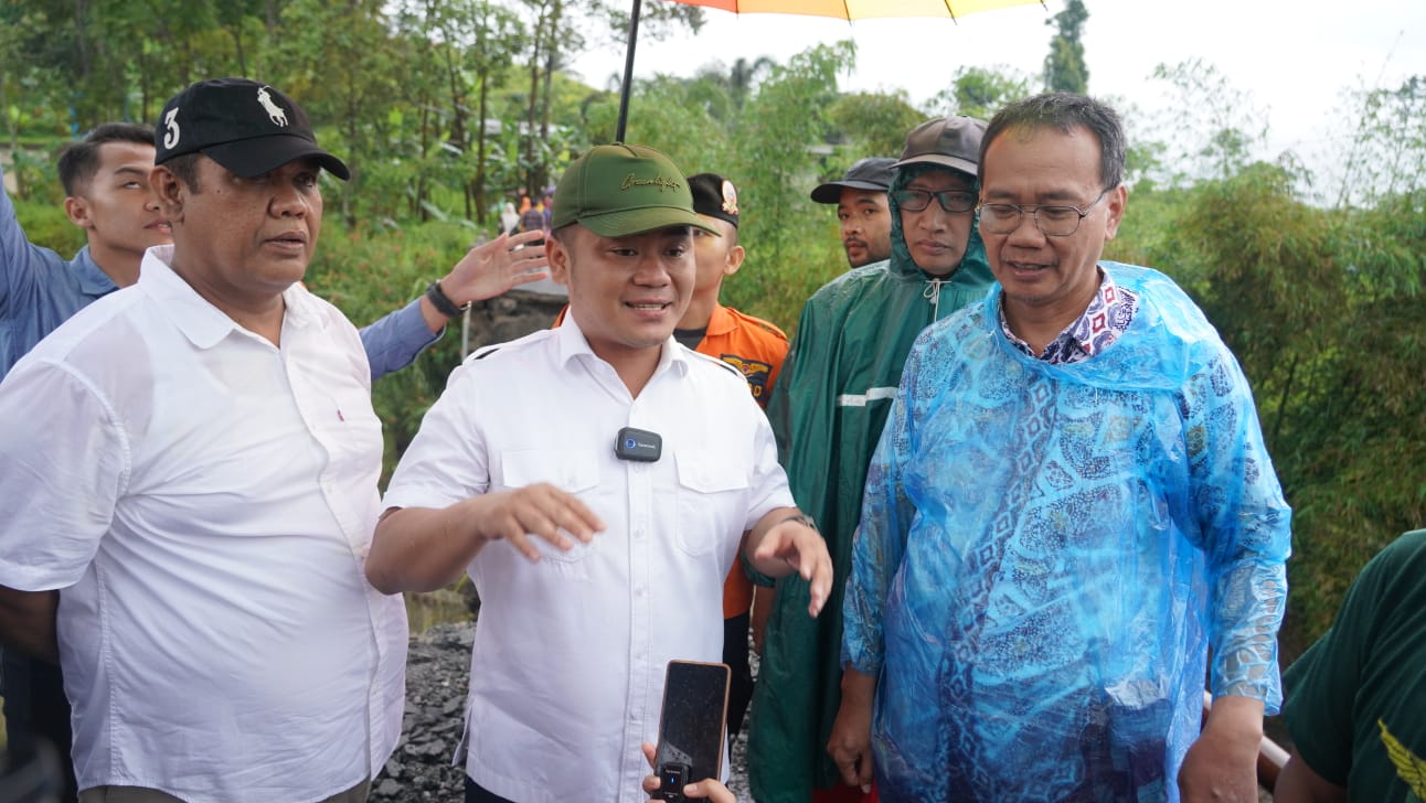 Jembatan Penghubung Tegal-Brebes Putus Diterjang Banjir, Begini Respon Bupati Ischak dan Mitha