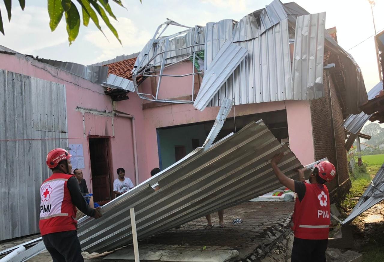 162 Rumah dan 4 Fasilitas Umum di Kabupaten Tegal Rusak Akibat Bencana Angin Kencang 