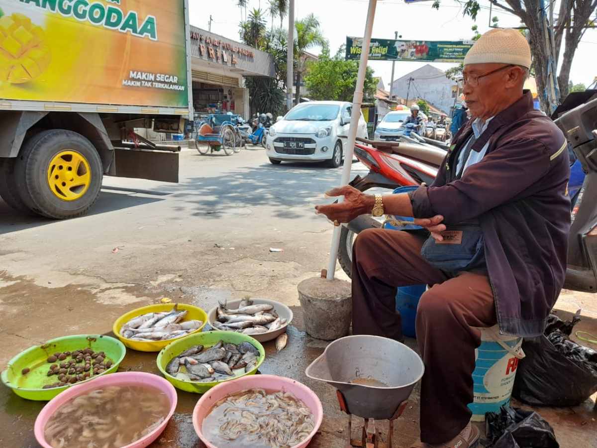 Luar Biasa! Pedagang Ikan Lesehan di Brebes Naik Haji Plus Setelah Nabung Bertahun-tahun