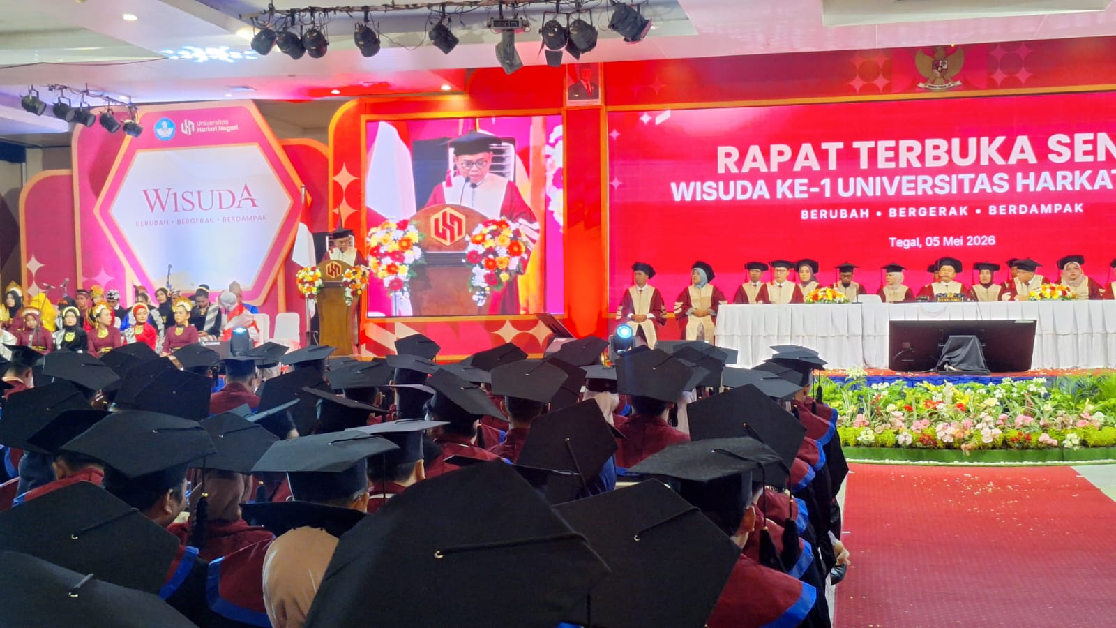 Perdana! 838 Mahasiswa Universitas Harkat Negeri Tegal Diwisuda