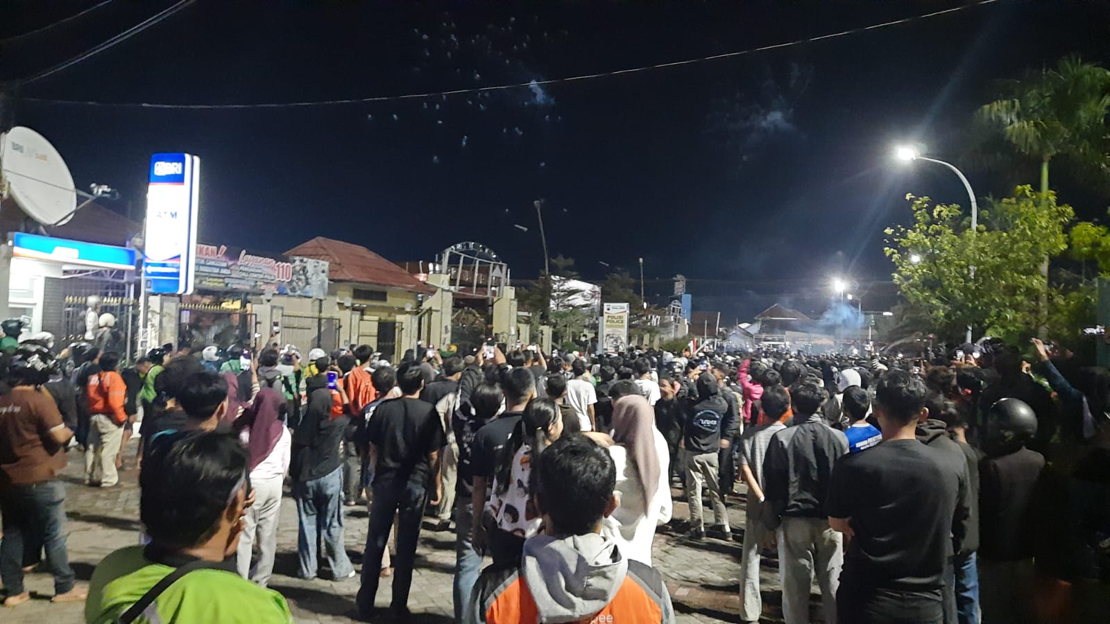 Aksi Massa di Mapolres dan Gedung DPRD Kota Tegal Berakhir, Massa Membubarkan Diri Jelang Tengah Malam