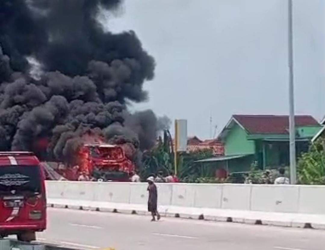 BREAKING NEWS! Sebuah Bus Terbakar di Exit Tol Adiwerna Tegal