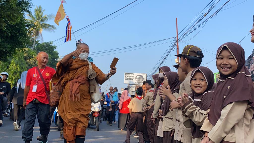 Disambut Ratusan Warga di Batang, 32 Biksu Thudong Thailand Sangat Terkesan Selama di Pantura 