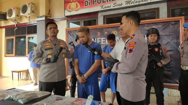 Kernet Bus Pekalongan-Jakarta Sikat Iphone 13 Pro Max, Modus Pecah Kaca Mobil