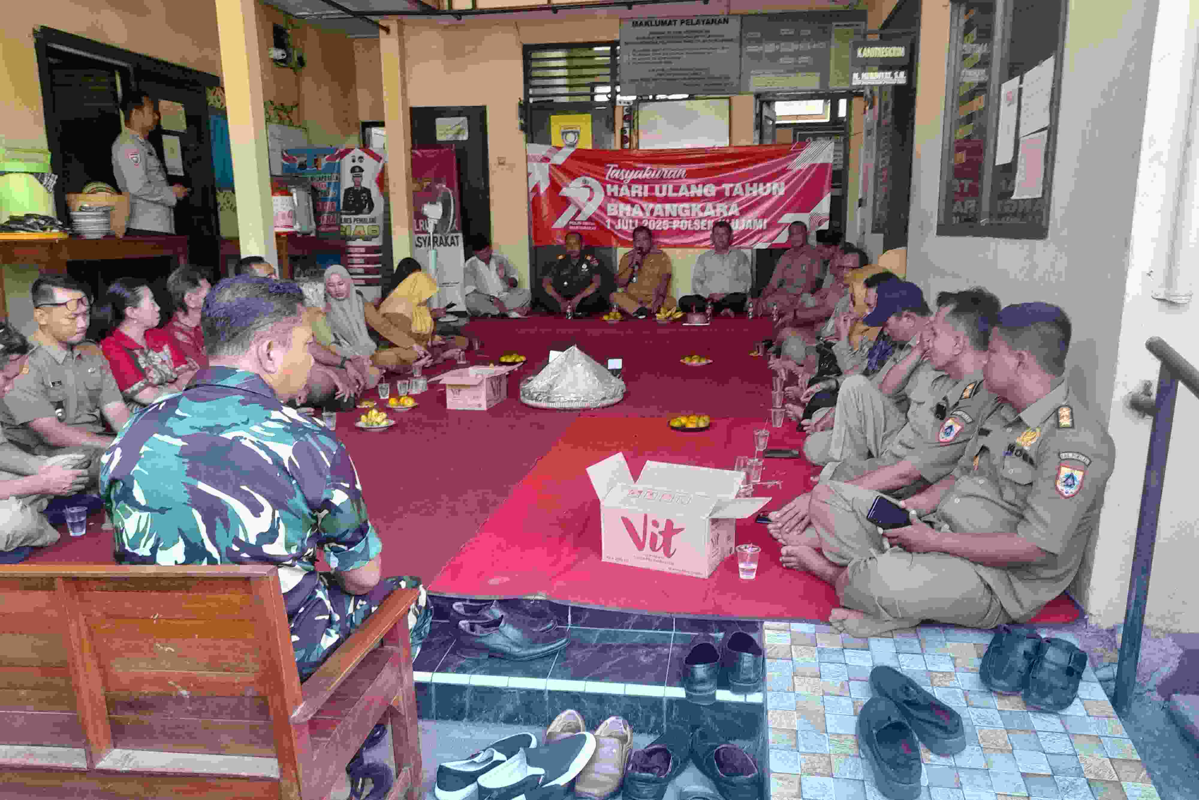 HUT Bhayangkara ke-79, Muspika dan Simongklang Ulujami Beri Kejutan Polsek