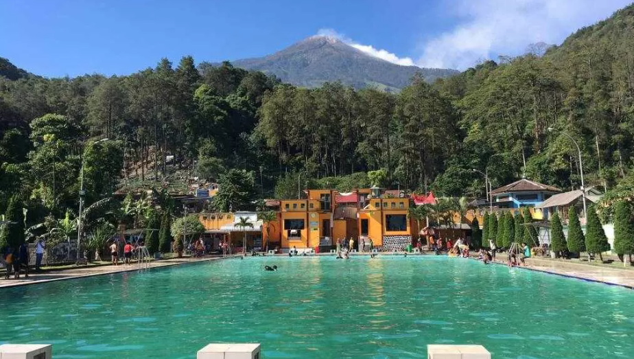 Review Pemandian Air Panas Pacet Mojokerto, Obat Stress Alami Terbaik!