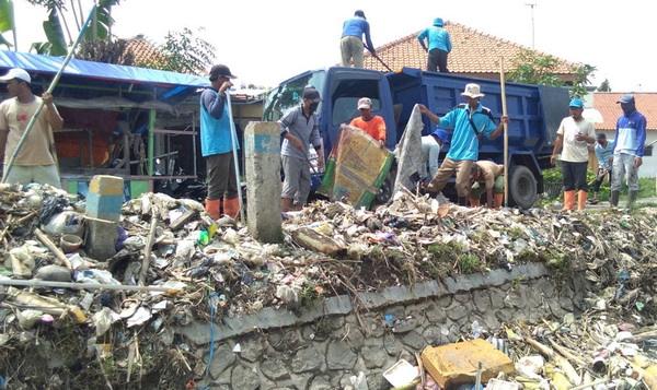 Antisipasi Banjir Limpasan, 6 Saluran Irigasi di Brebes Rutin Dibersihkan