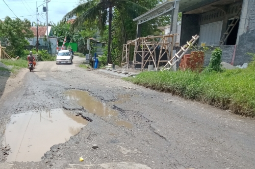 Without the APBD, Two Sultans of Brebes Concrete Joints on Jalan Klampok-Sitanggal that were Severely Damaged