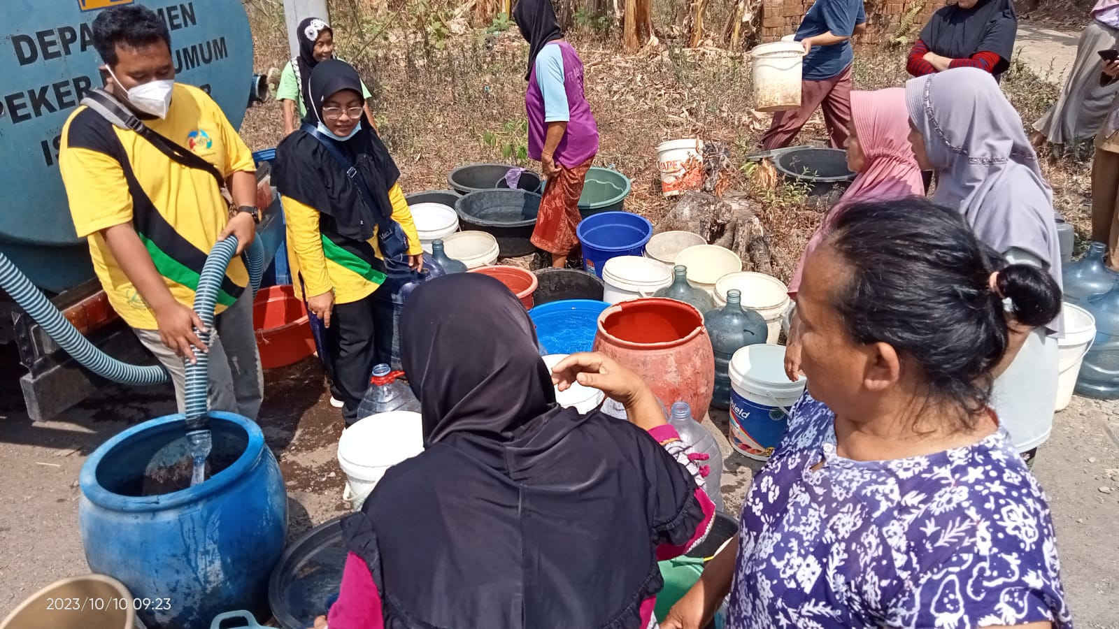 Krisis Air Bersih, Warga Lebakwangi Kabupaten Tegal Harus Jalan Kaki 1 Kilometer untuk Dapat Air