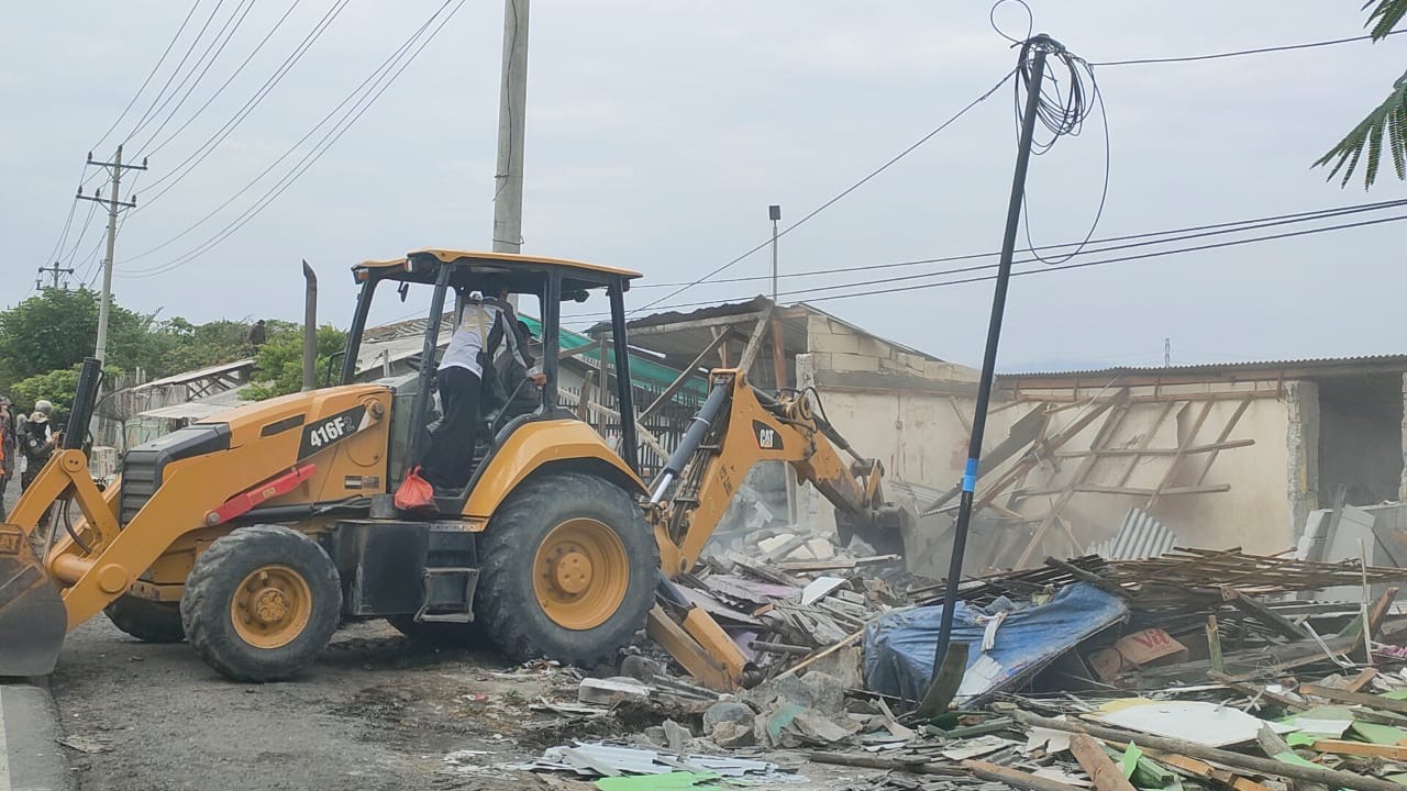 Diduga Jadi Tempat Prostitusi, 14 Bangunan Liar di Pantura Losari Brebes Dibongkar