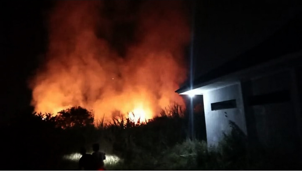 BREAKING NEWS Lahan Sebelah Kantor BLK Pekalongan Kebakaran