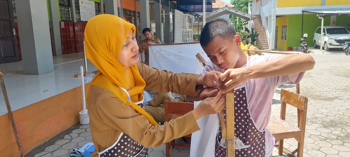 Belajar Membatik, Siswa Tuna Rungu di SLB Negeri Kabupaten Tegal Fokus Pegang Canting Bareng Guru 