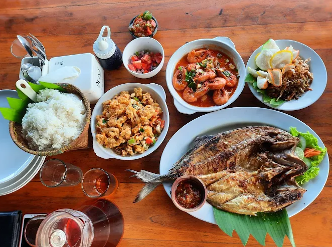 8 Restoran Seafood Terbaik di Pelabuhan Ratu dengan Cita Rasa Laut yang Autentik