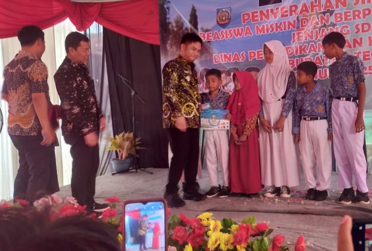 5.022 Siswa SD se-Kabupaten Tegal Terima Beasiswa Miskin dan Berprestasi, Bupati Kenang Masa Kecil 