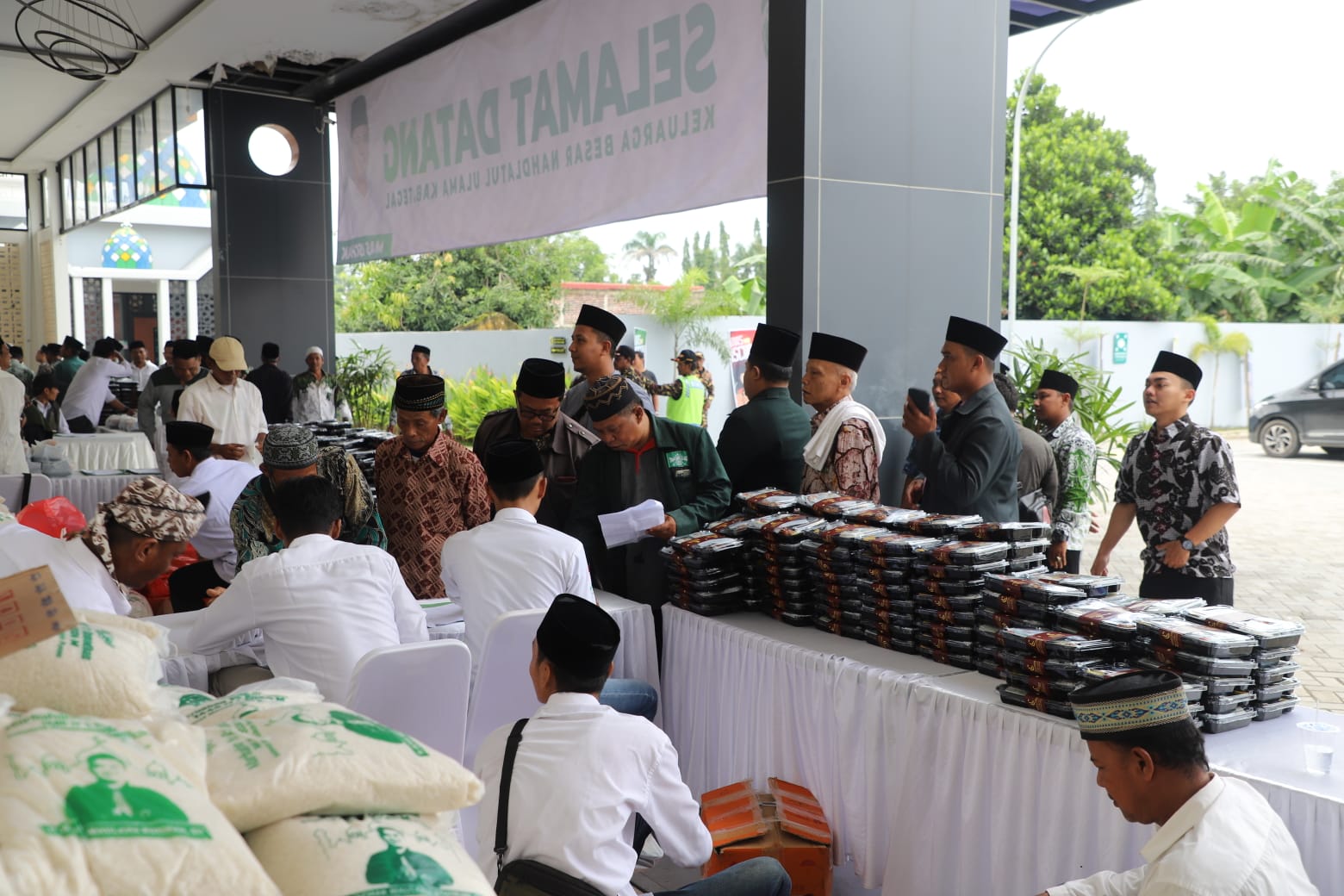 Bantu Warga, Haji Ischak Bagikan 100 Ton Beras untuk Masyarakat Jelang Ramadhan 