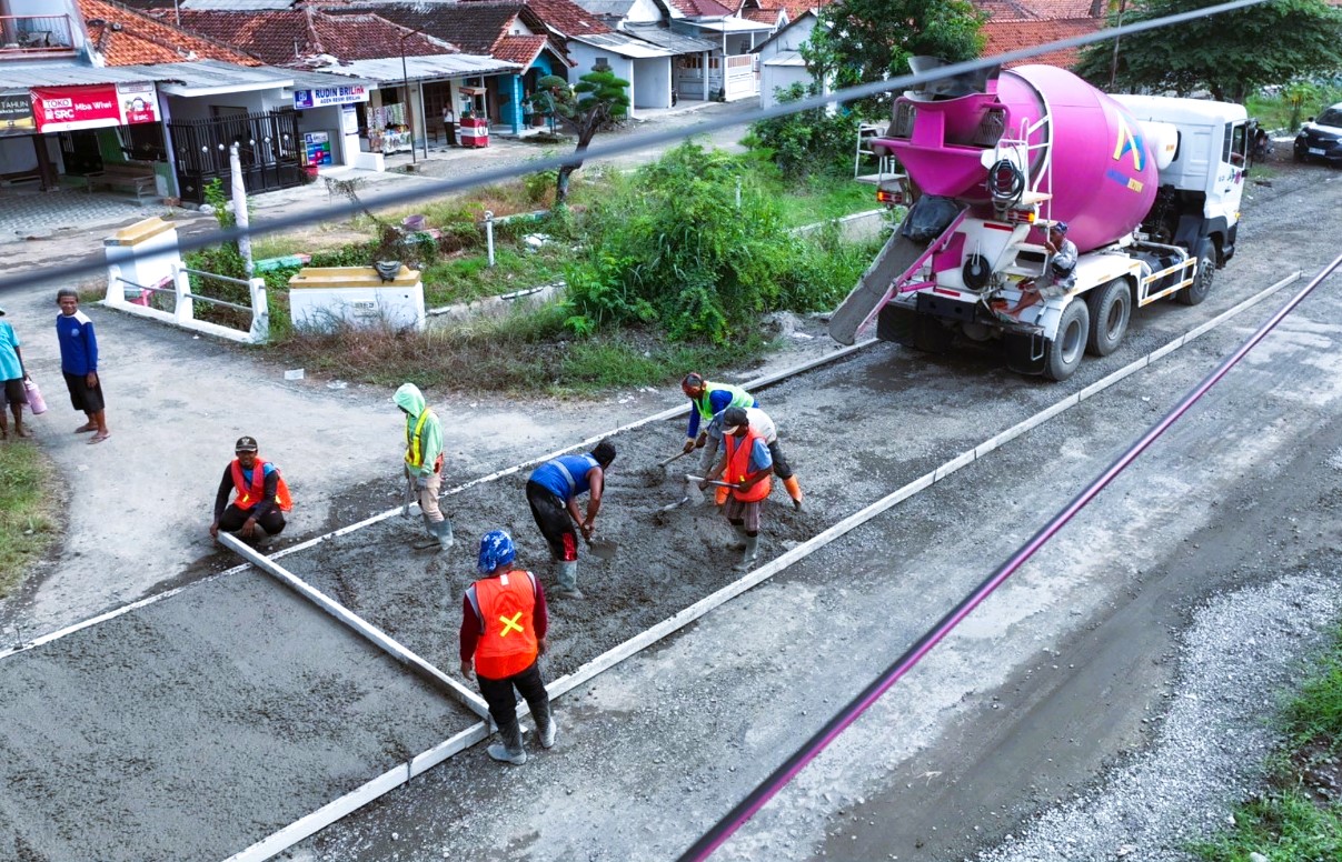 Realisasi Pekerjaan Rigid Beton Ruas Jalan Semboja-Randusari Kabupaten Tegal Capai 70,8 Persen 