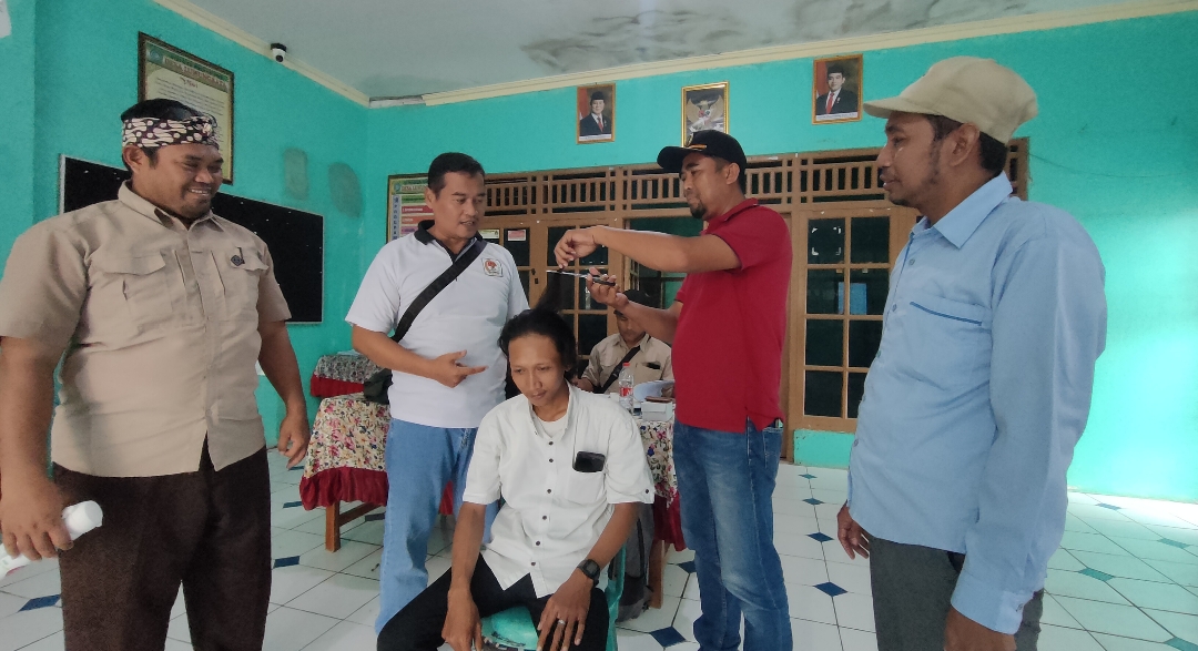 Dinyatakan Lolos, Peserta Seleksi Perangkat Desa di Brebes Langsung Potong Rambut