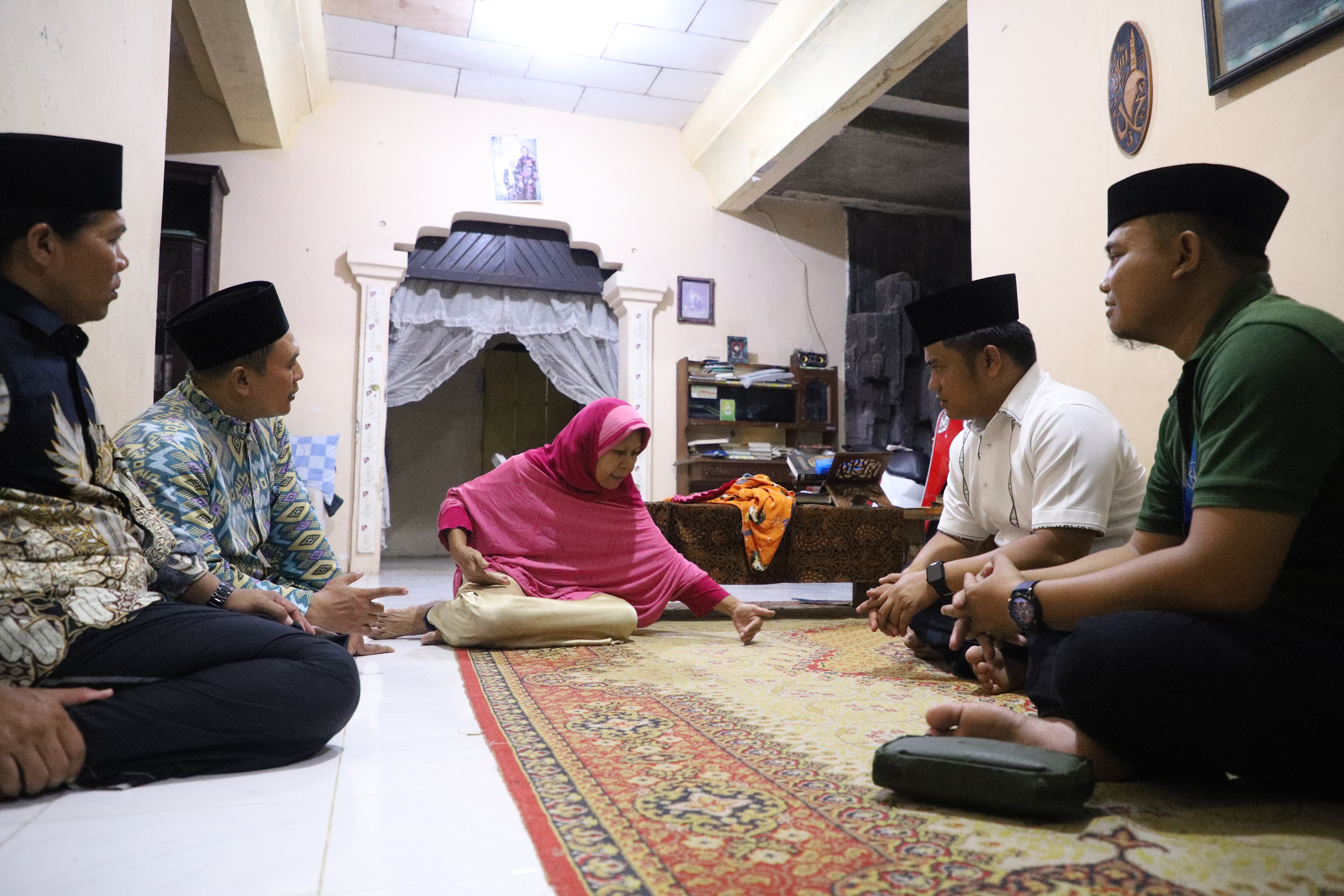  Haji Ischak Maulana Kunjungi Belasan Kader Muslimat NU yang Kecelakaan di Suradadi Tegal  