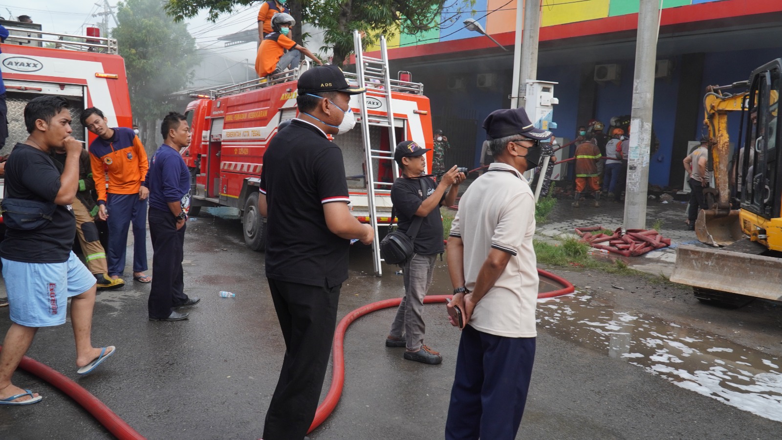 Tangani Kebakaran Tempat Karaoke di Tegal,  8 Mobil Pemadam dan Alat Berat Diturunkan