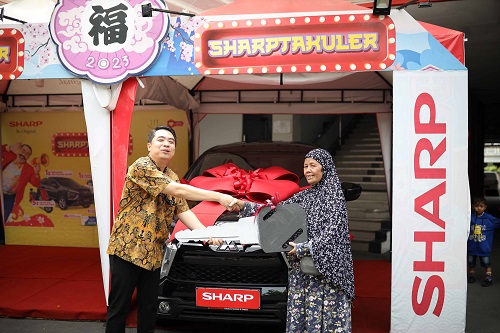 Sharp Indonesia Serahkan Hadiah 2 Unit Mobil Kepada Pemenang  Program Undian Sharp Spektakuler