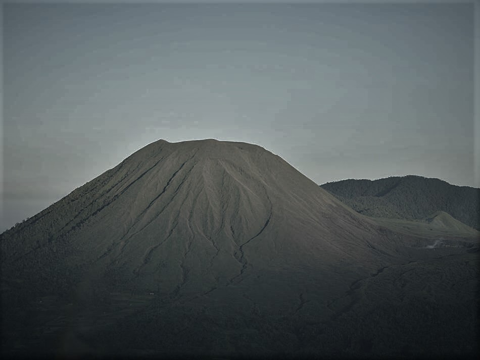 Mitos Gunung Lokon, Benarkah Mangka Walang, Si Penyebab Gempa?