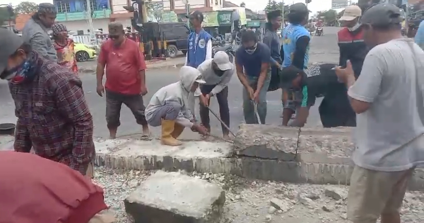 Warga Bongkar Pembatas Beton di Simpang Tiga Pejagan Brebes, Alasannya Seperti Ini