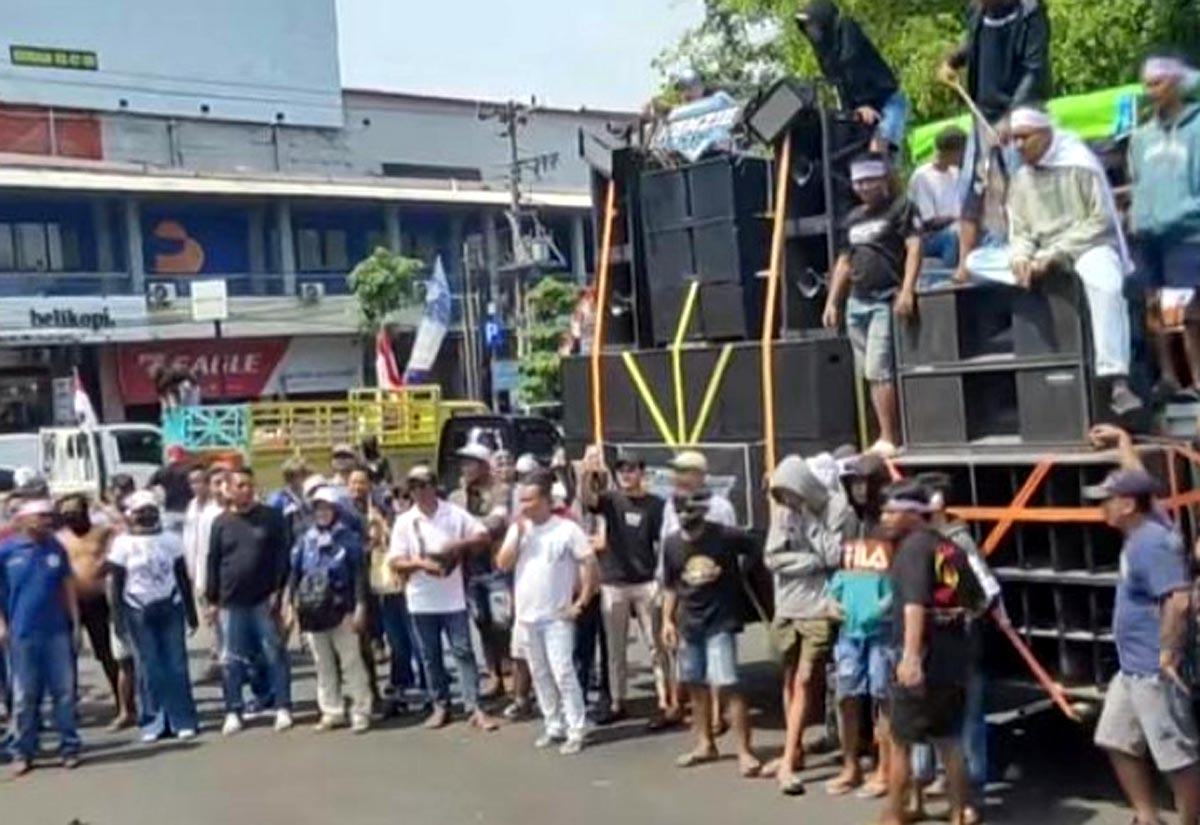 Demo Peternak Unggas Pati: Telur dan Ayam Dilempar ke Kantor Bupati