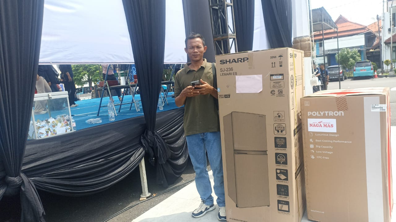 Mimpi Nyerok Ikan di Kolam, Lebe di Brebes Dapat Kulkas di HUT Radar Tegal ke-25