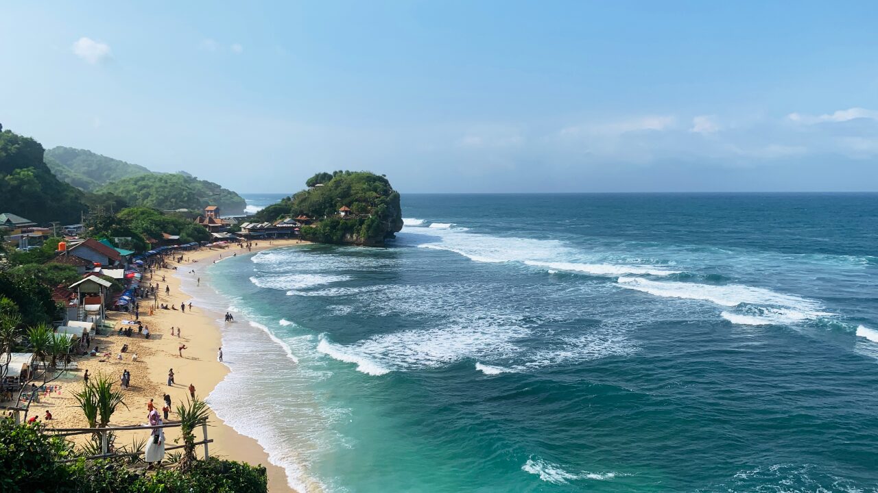 Rekomendasi 7 Pantai Terindah di Tegal Pas Buat Healing Tipis-tipis, Ada yang Berpasir Putih Layaknya Bali