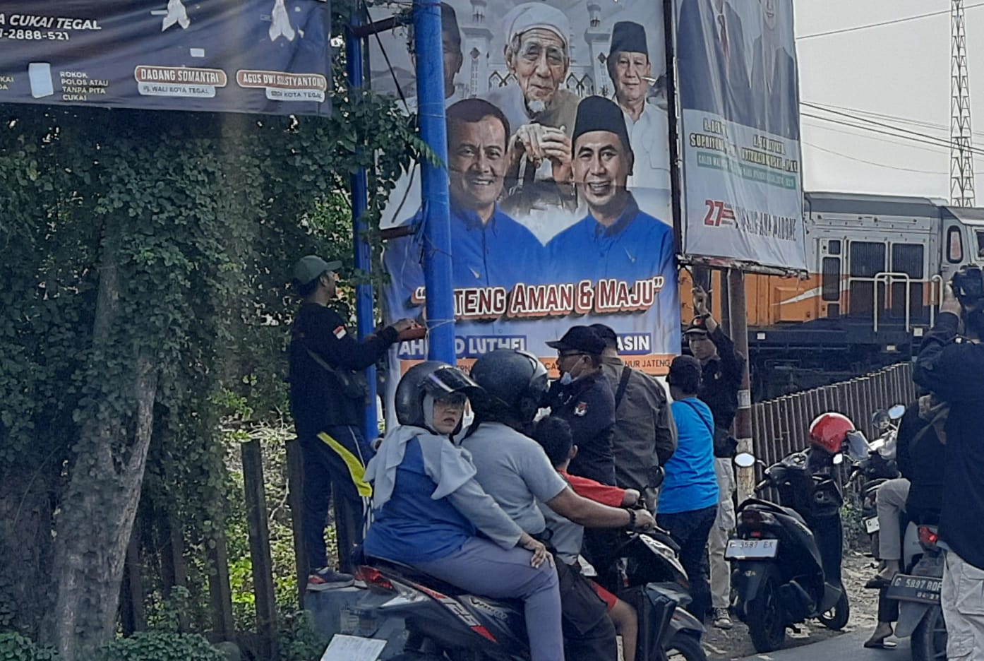 H-3 Coblosan Pilkada 2024 di Tegal, Petugas Gabungan Bersihkan Jalanan dari APK