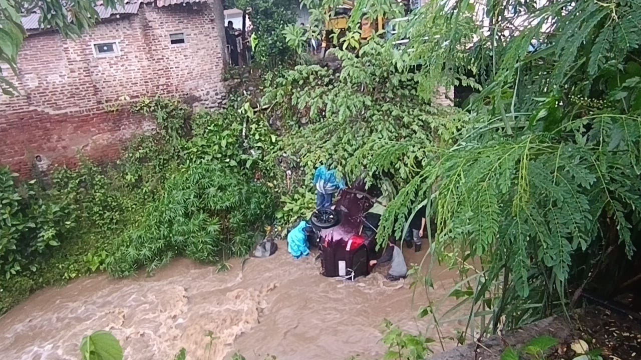 Tanah Tiba-tiba Amblas, Sebuah Mobil Terperosok ke Sungai di Brebes