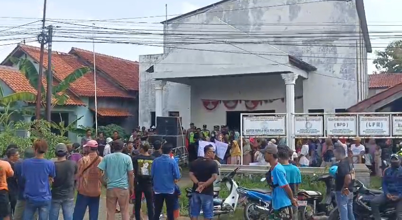 Diduga Korupsi, Kades di Brebes Didemo Warganya untuk Mundur