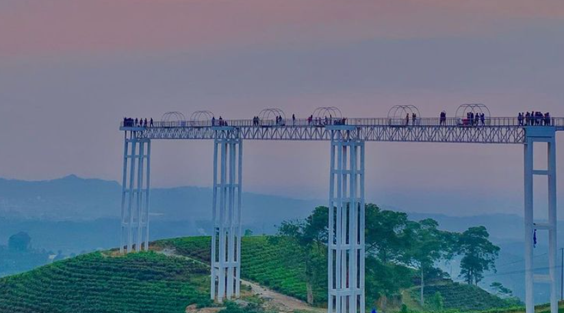 7 Rekomendasi Wisata di Karanganyar yang Unik, Ada Jembatan Kaca di Atas Awan
