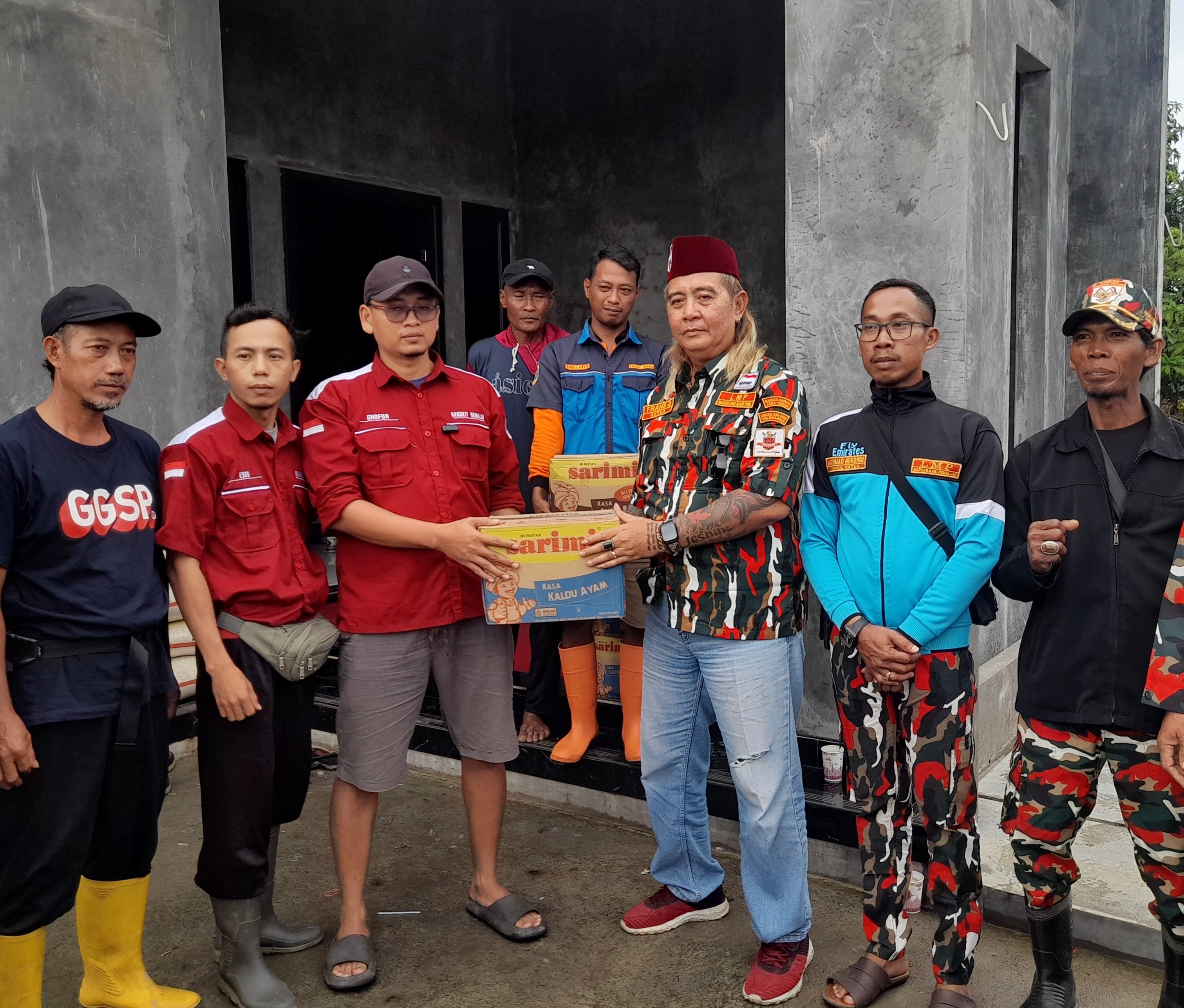 Peduli Banjir Ulujami, LMP Pemalang Serahkan Bantuan Kemanusiaan