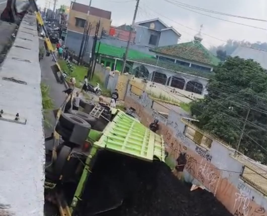 Truk Batubara Terjun dari Flyover Kretek Brebes: Mesin Mati, Sopir Selamat usai Melompat
