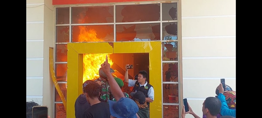 Demo Anarkis Penambang Pohuwato Anarkis, Kantor Bupati Dibakar Habis dan 10 Polisi Terluka Dilempari Batu