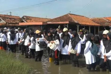 Unik! Bupati Pemalang Anom Serahkan SK PPPK di Tengah Banjir Rob Desa Blendung