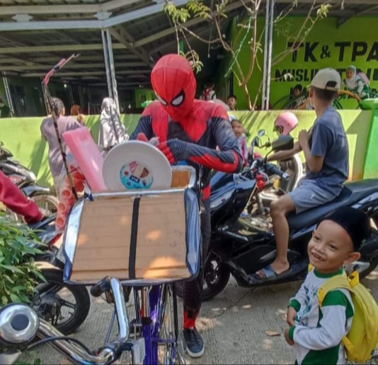 Di Pekalongan, 'Spiderman' Jualan Es Krim Keliling dan Viral di Media Sosial 