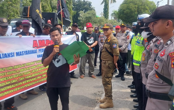 Marak Aksi Tawuran, Ratusan Massa di Kabupaten Tegal Demo Pemkab