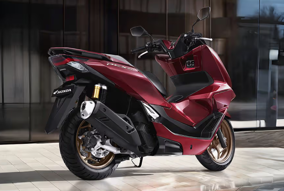 Ngebut Tanpa Khawatir BBM, Solusinya Honda PCX 160 2025