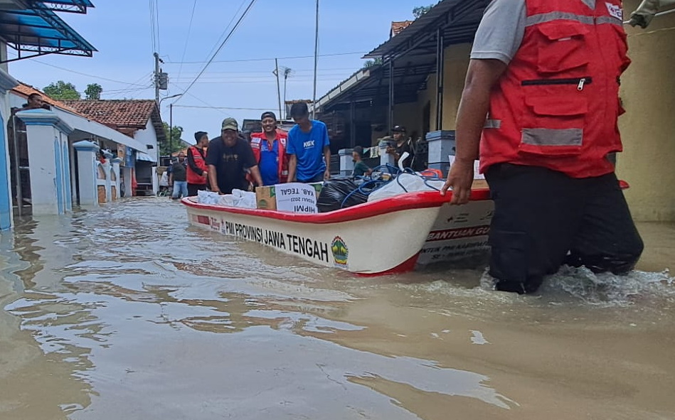 Banjir Masih Genangi Desa Sidakaton Tegal, PMI Bagikan Nasi Bungkus