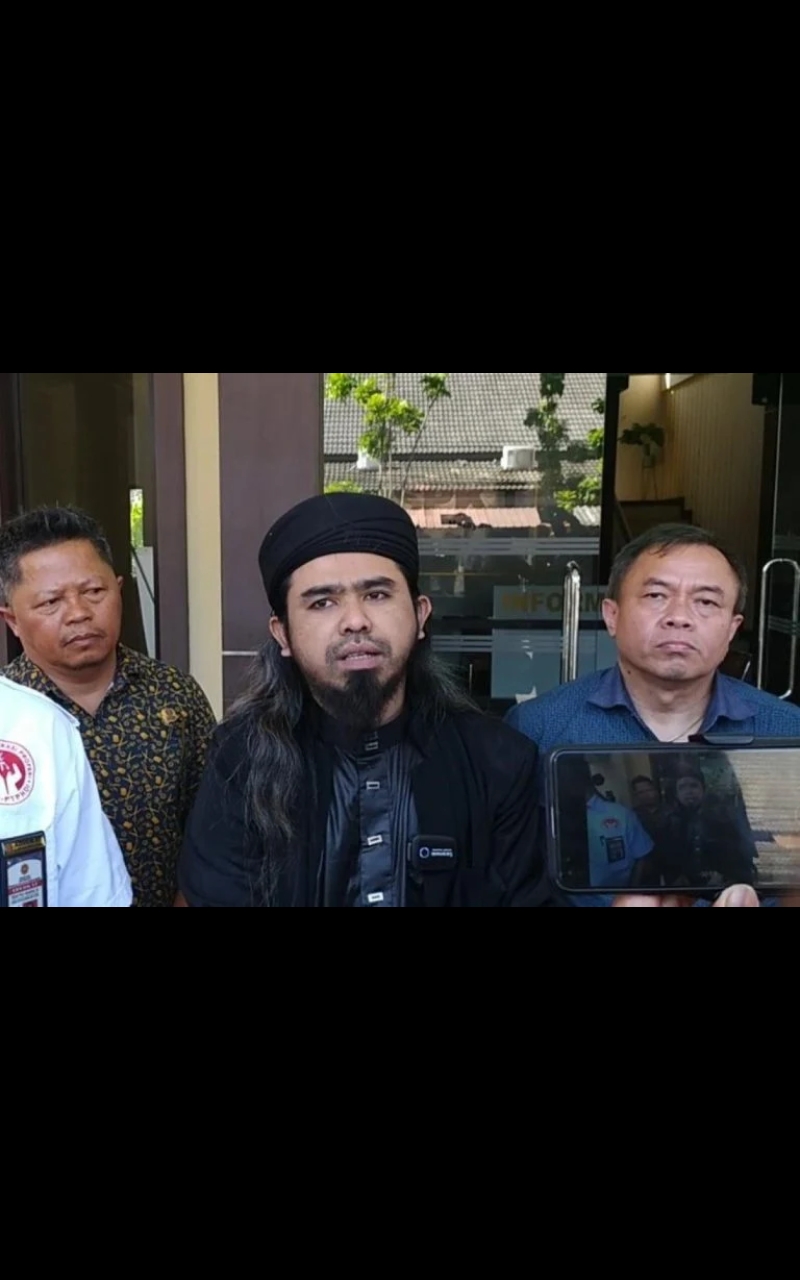 Dituding Menipu, Gus Samsudin Tidak Terima dan Laporkan Pesulap Merah ke Polisi  