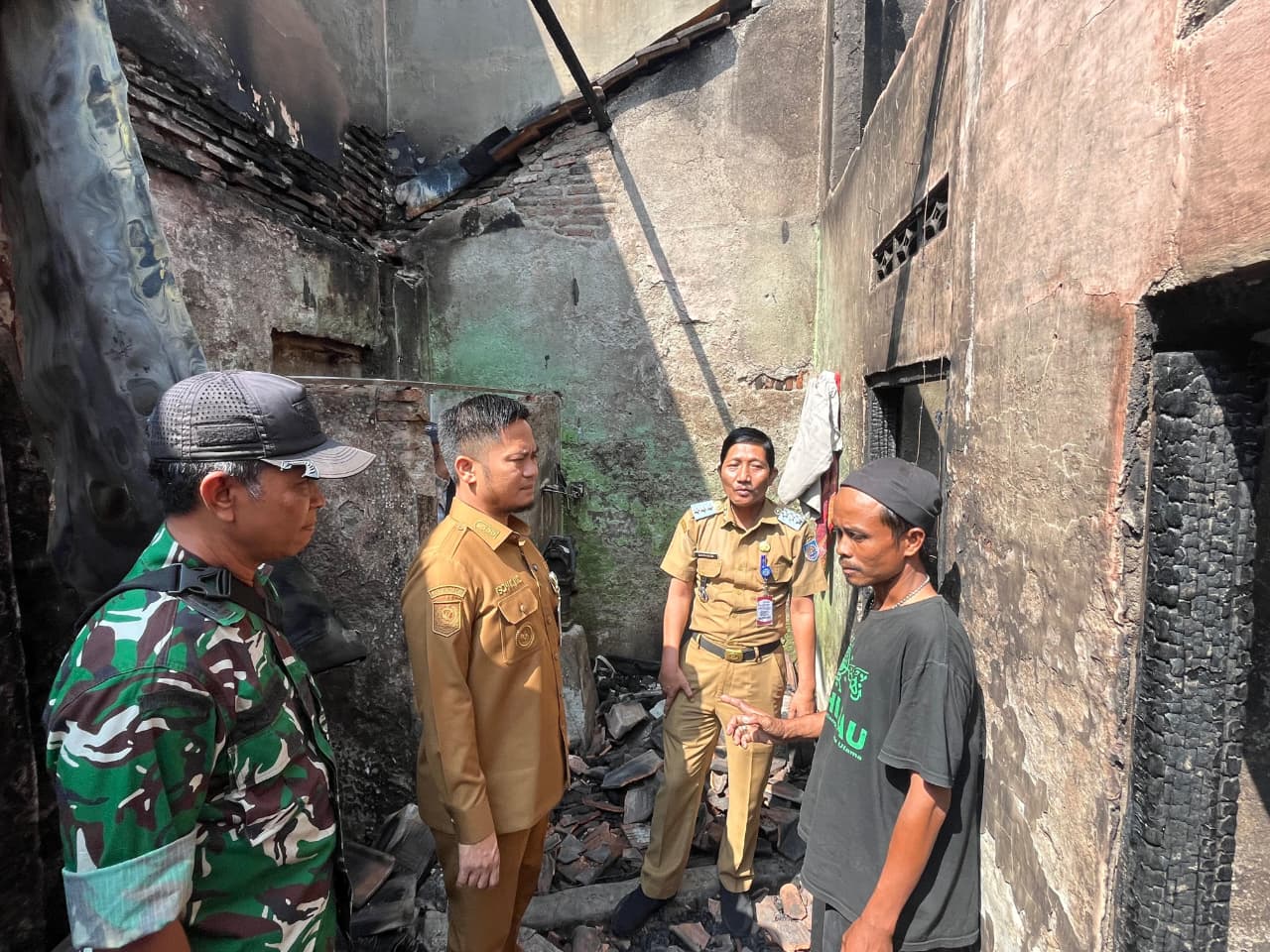 Satu Warga Meninggal, Bupati Tegal Salurkan Bantuan Lebih dari Rp20 Juta untuk Korban Kebakaran