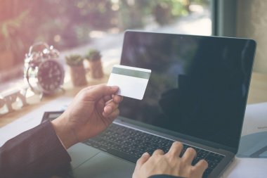 Kelebihan Kekurangan Pinjaman Online  Saingan  Perbankan, Persyaratan Mudah  Biaya  Admin Tidak  Transparan