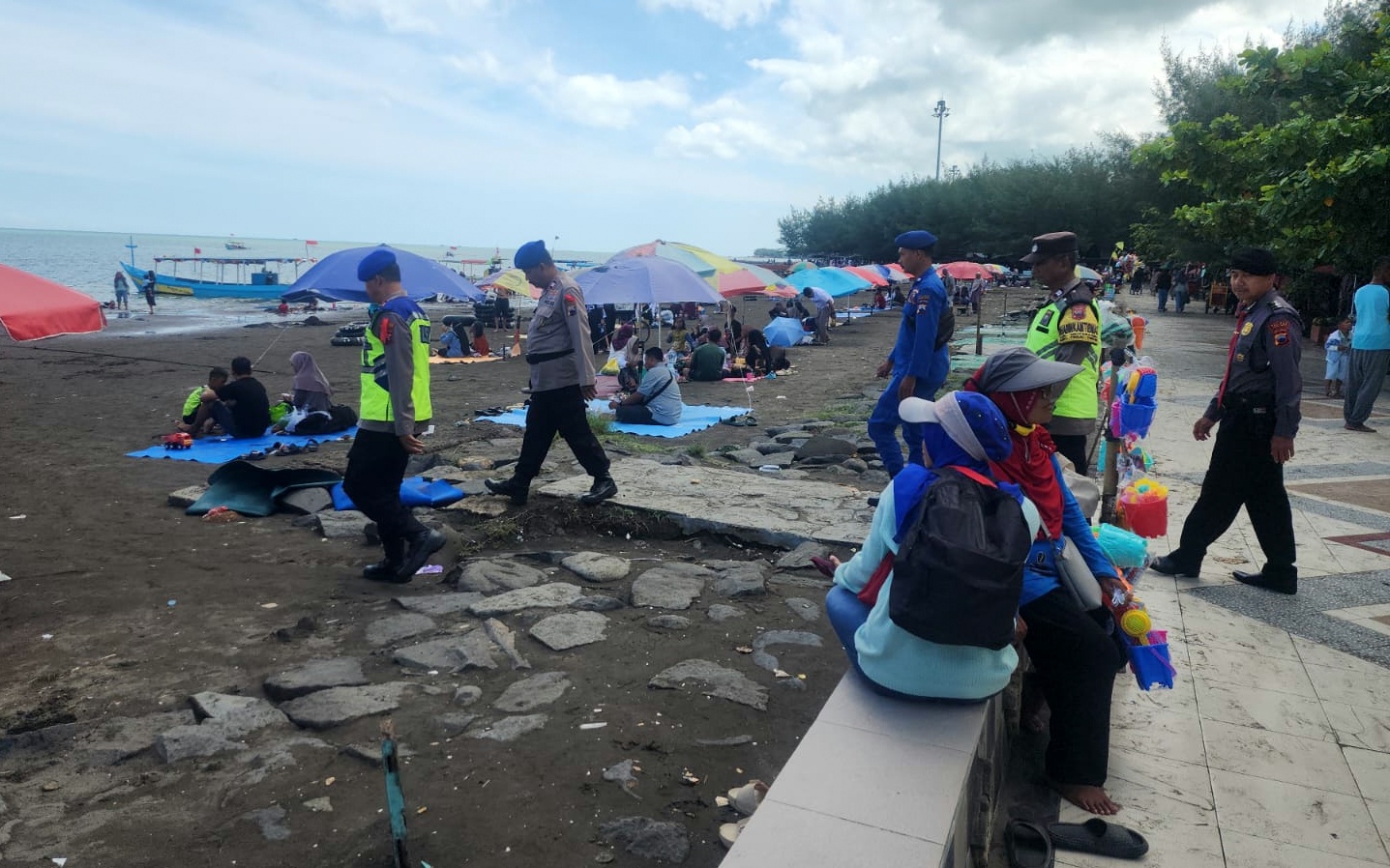 Obyek Wisata Pantai di Tegal Dipadati Pengunjung, Polisi Tingkatkan Pengamanan