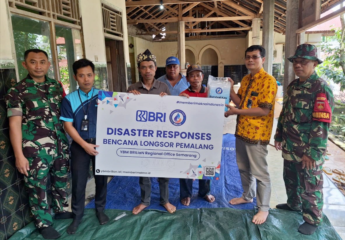 BRI Serahkan Bantuan Survival Kit dan Sembako untuk Bencana Tanah Longsor di Watukumpul 